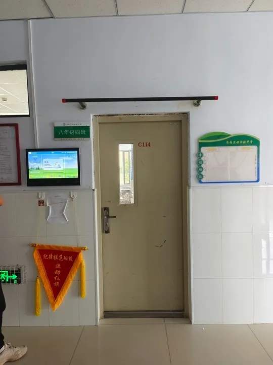 教室门口“长”满了做引体向上的男生?