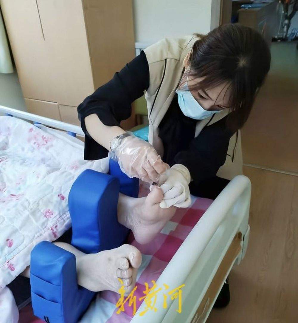 每位老人都有独特的密码本：90后护理员用心“破译”“90后”养老密码