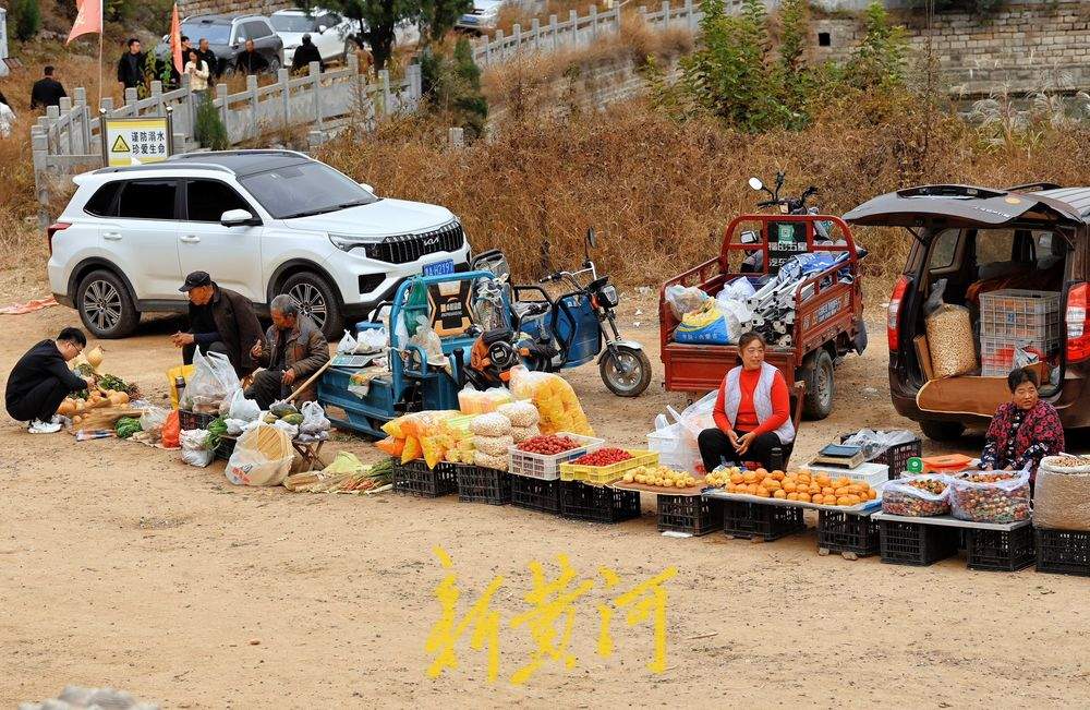 济南金秋山货上市，市民游客赏银杏、尝山货两不误