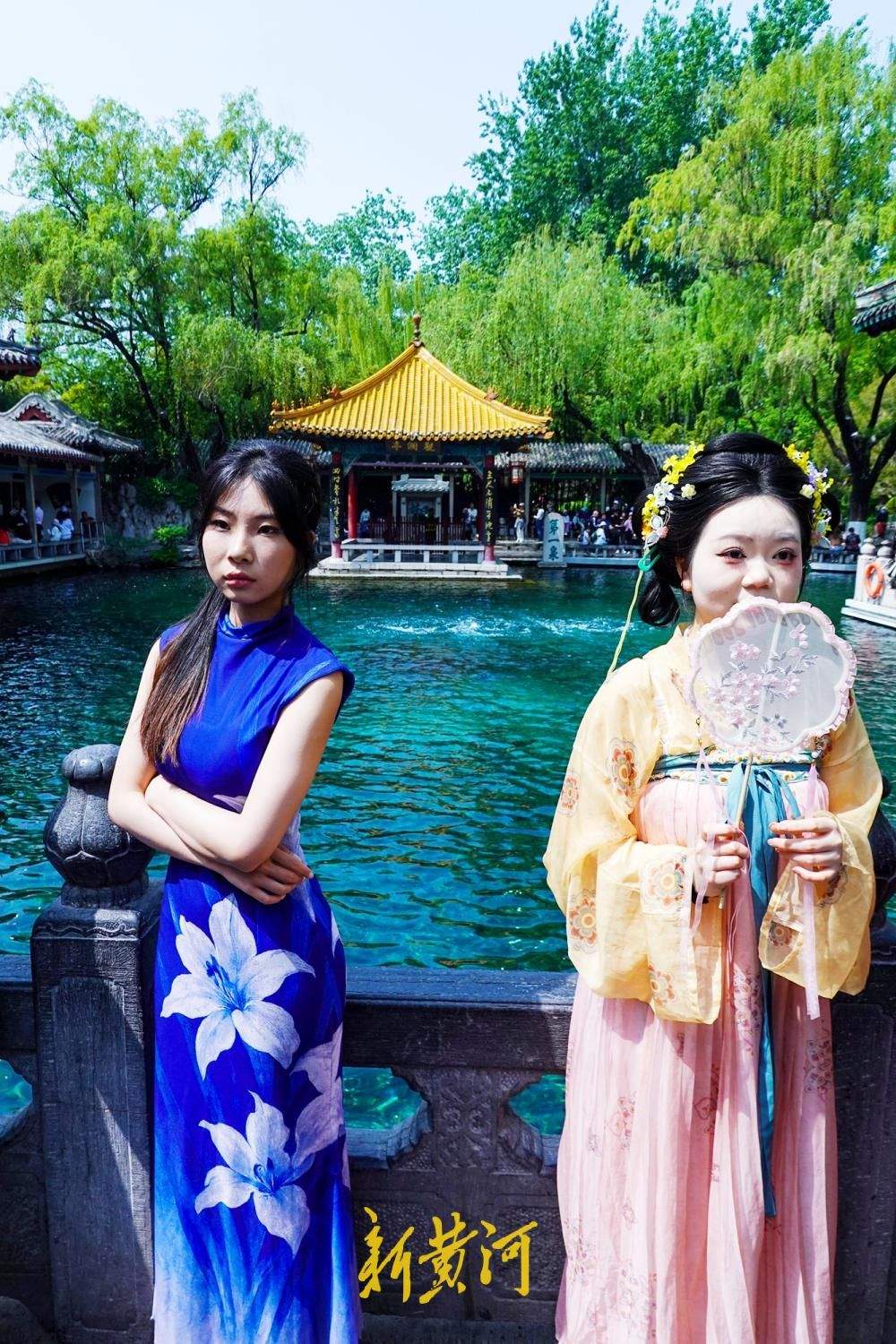 旗袍映泉韵，趵突泉畔掀起国风打卡热