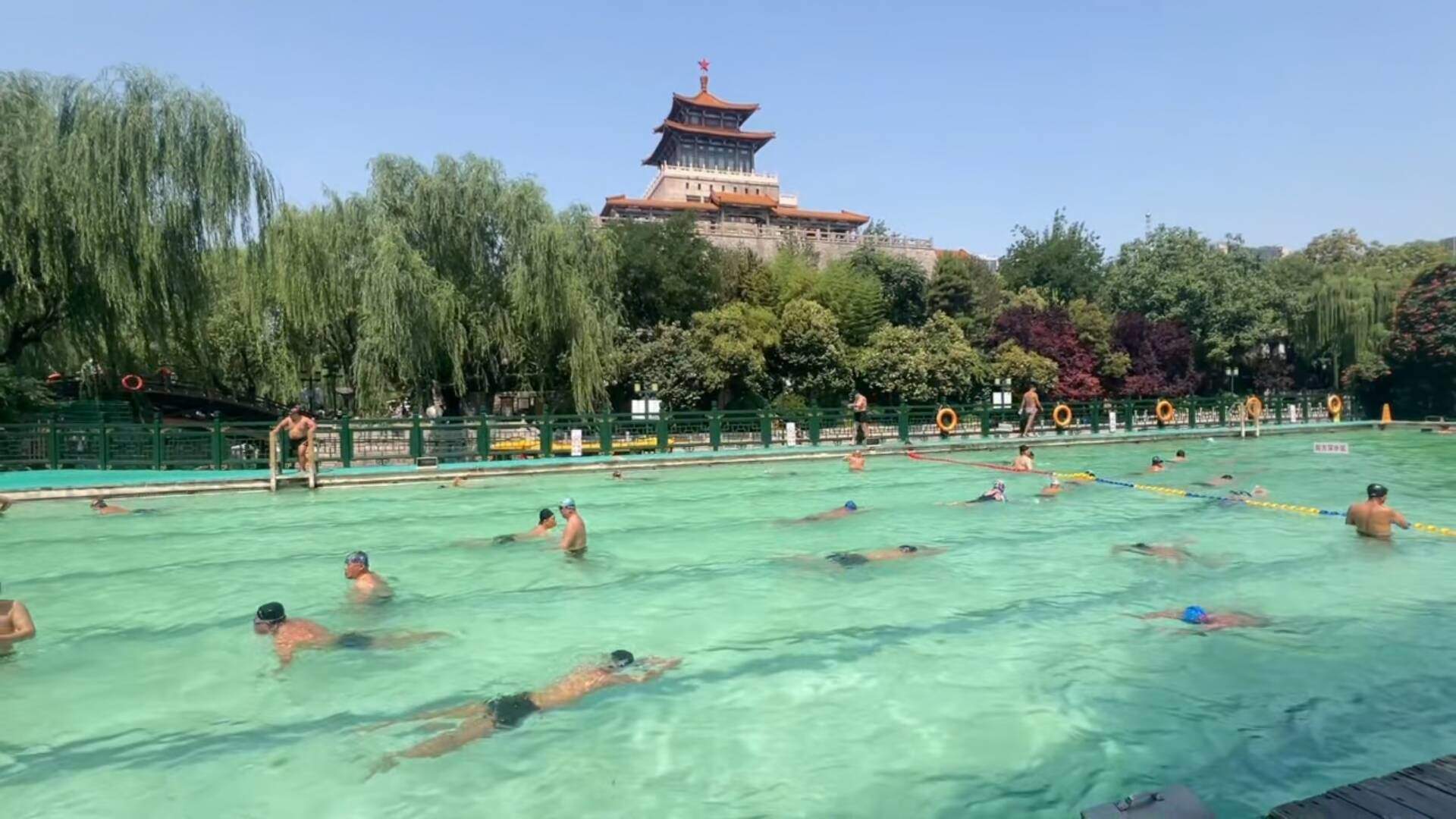 济南泉水浴场焕新开放 市民游客畅享清凉夏天