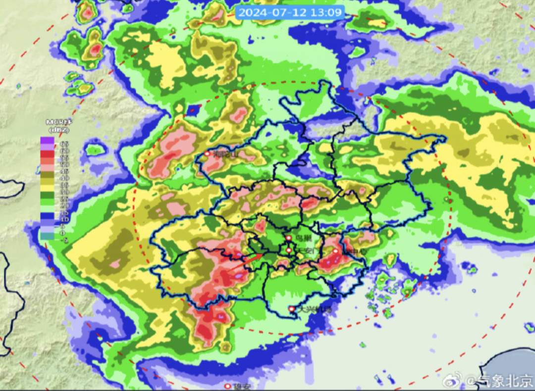 北京突降瓢泼大雨 一秒天黑 北京发布积水内涝预警!