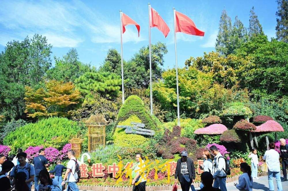 一年四季 泉在济南丨繁花簇拥迎国庆，趵突泉巨型花卉景观引客打卡