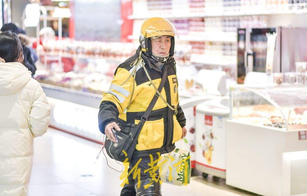 春节“不打烊” 外卖小哥坚守在送单路上