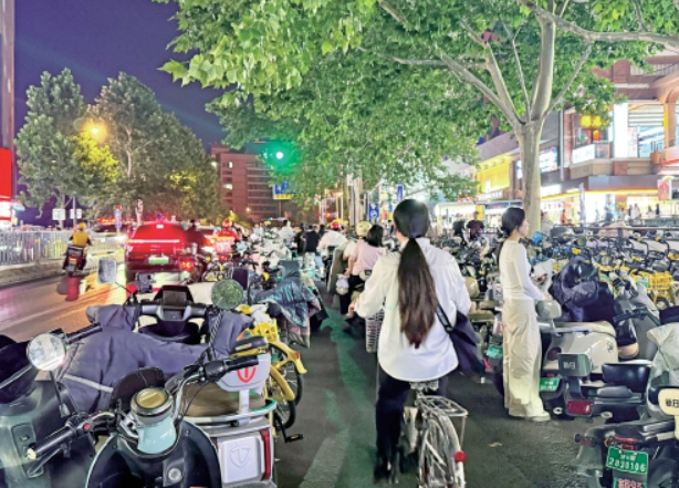 背街侧路成乱停“重灾区” 济南商圈非机动车停车困局调查