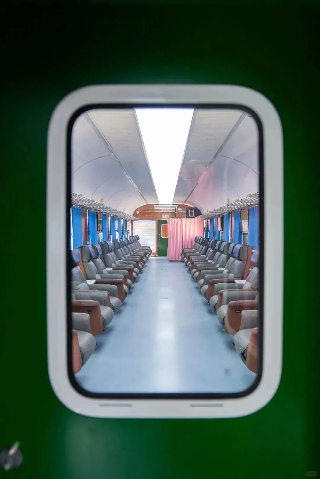 这个火车站用绿皮车提供免费住宿，还设有女性专用车厢！