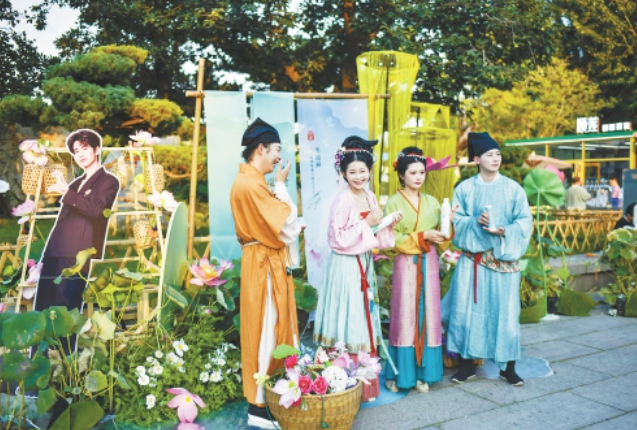 泉水市集打造荷主题场景