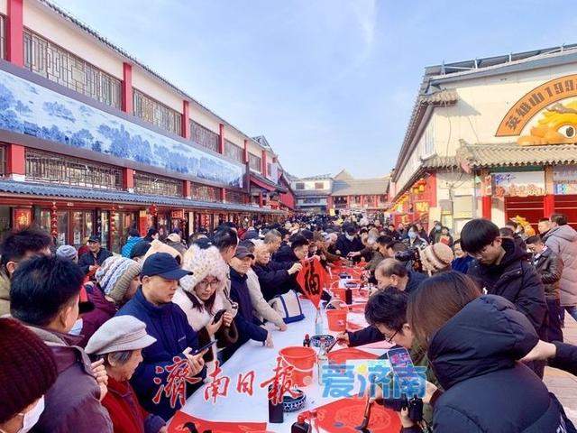 送万福进万家 济南英雄山文化市场举办书法惠民活动