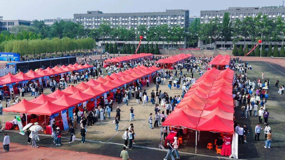 数智赋能毕业生就业！岗位需求人数近1.3万，山东青年政治学院这场双选会跑出就业“加速度”