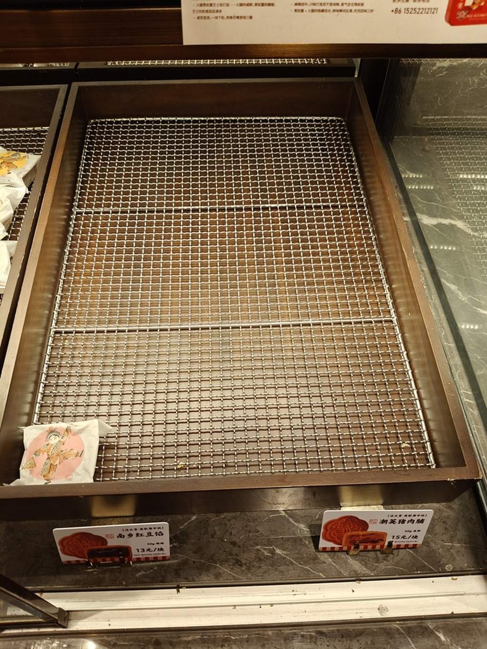 记者走访济南多家烘焙甜品店，有的月饼单个售价23元，店员称日销百余个