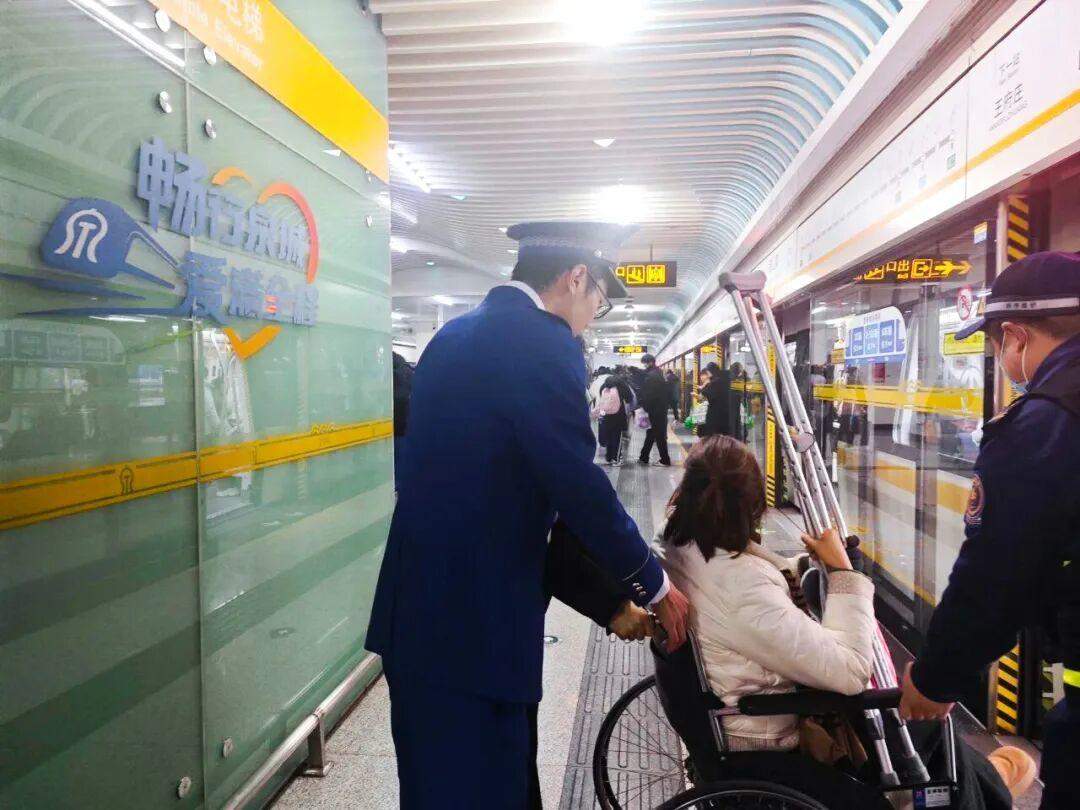 马踏祥云接春风 济南地铁站里年味浓