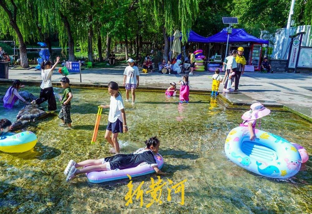 泉水潺潺觅清凉，章丘眼明泉公园上演夏日亲子欢乐图景