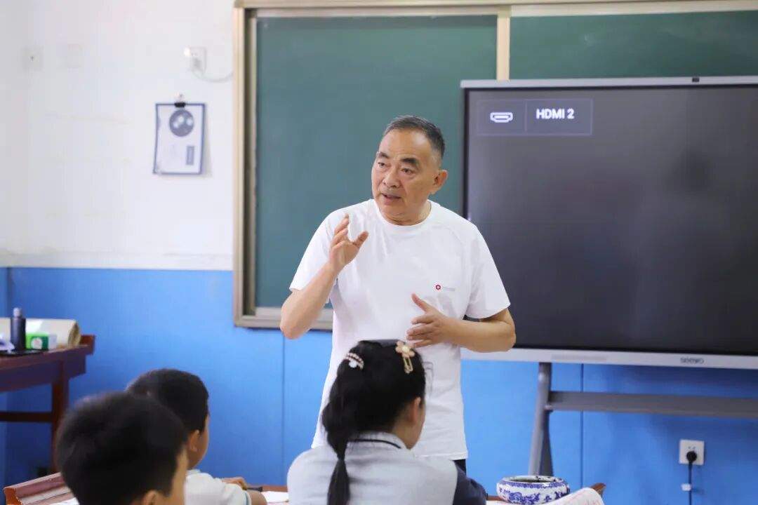 翰墨润童心 墨香伴成长——长清湖实验学校魏碑楷书名家课堂圆满举行