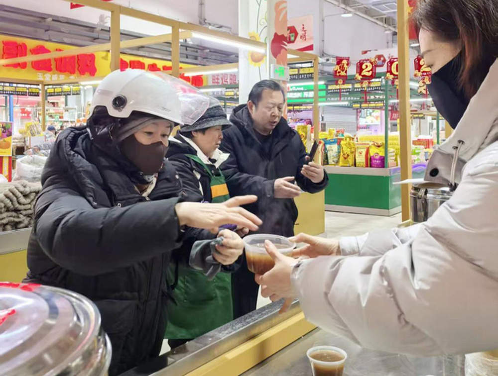 暖心！济南一市场免费送出腊八粥