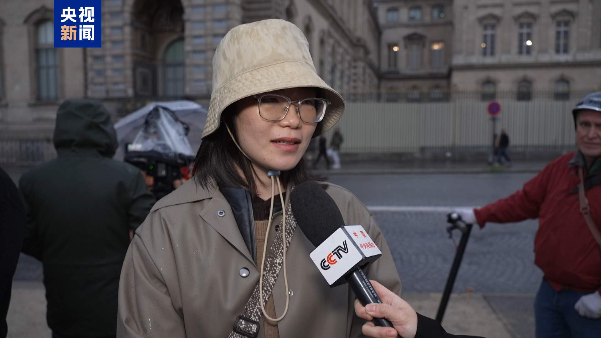 卢浮宫遭盗抢闭馆 游客质疑博物馆安保措施