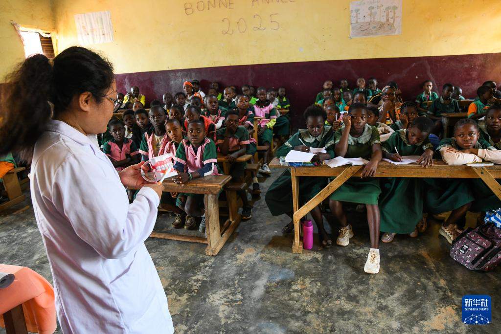 中国援喀麦隆医疗队在当地开展义诊活动