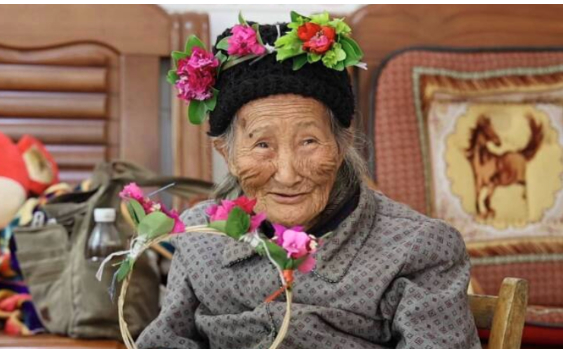 广西阳朔杨堤码头售卖花环老人无儿无女、生活孤苦？官方辟谣