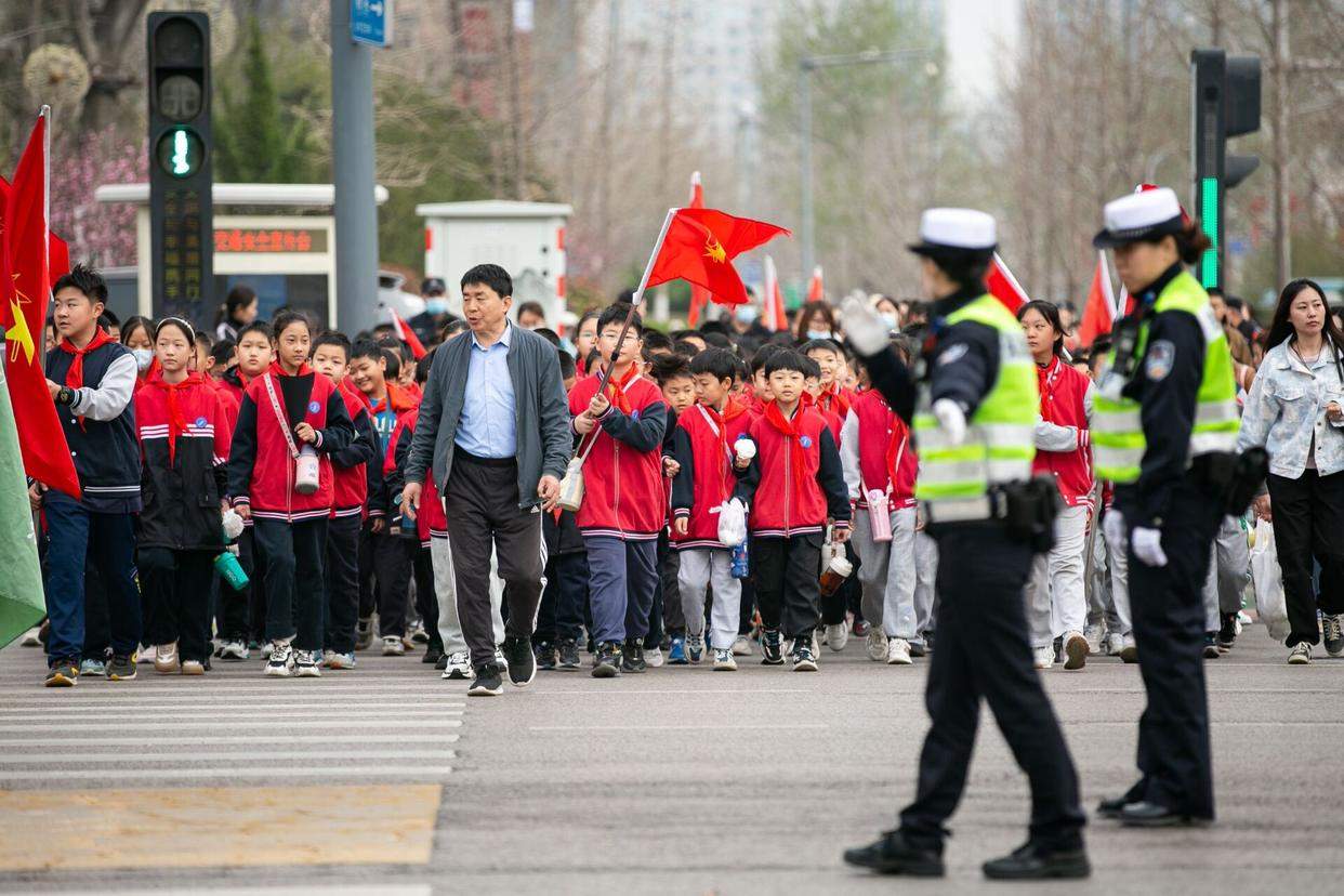 缅怀革命先烈 争做有为少年——经九路小学开展实践活动