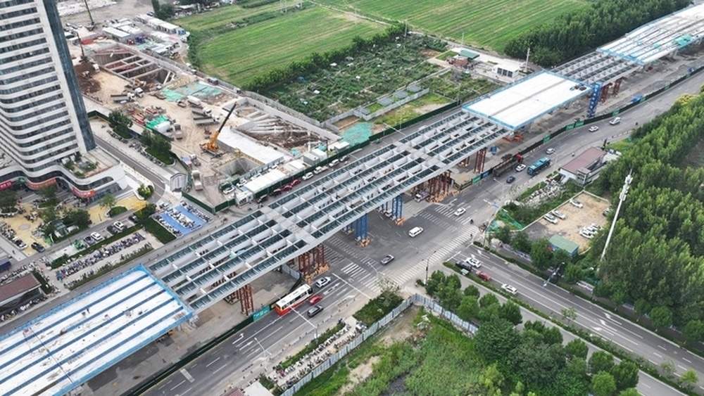 最新进展!凤凰黄河大桥南延工程四工区首联跨路口连续钢混组合梁正式完工