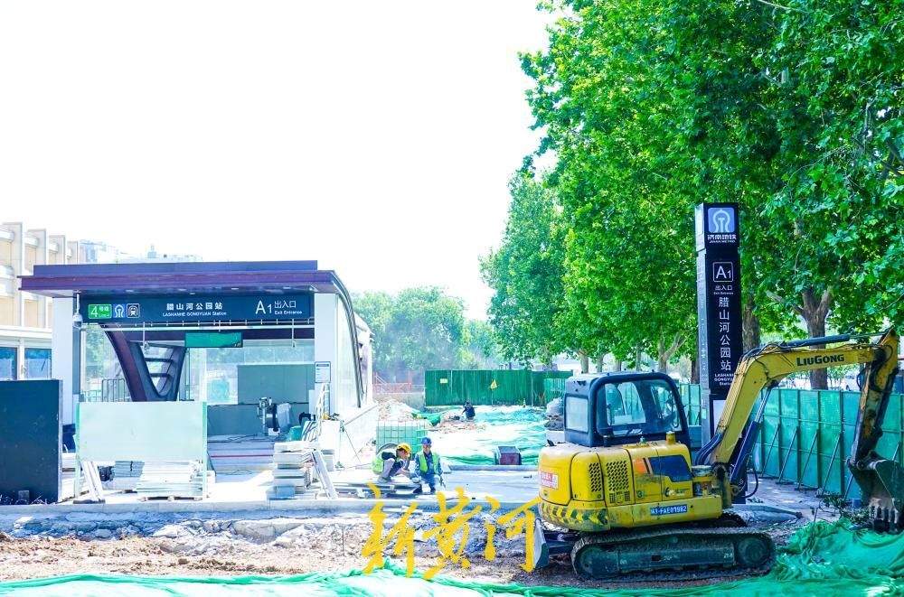 地铁4号线腊山河公园站A1出入口初具规模，地下通道横穿经十路
