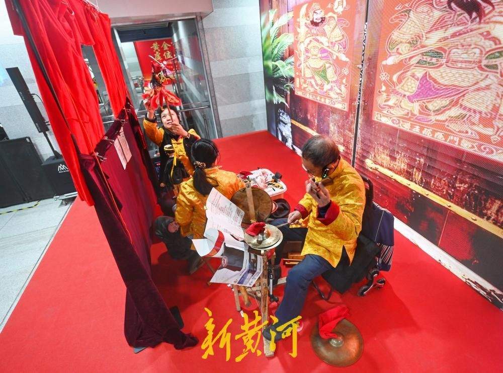 听快书看戏法，返乡路上很热闹