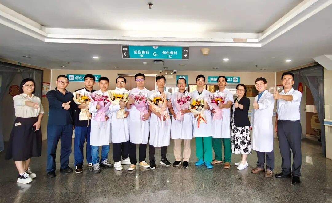 广东57岁男子踢球时突发心脏骤停、口吐白沫，巧遇医院足球队救回一命！救援医生讲述事发经过：“黄金四分钟”至关重要