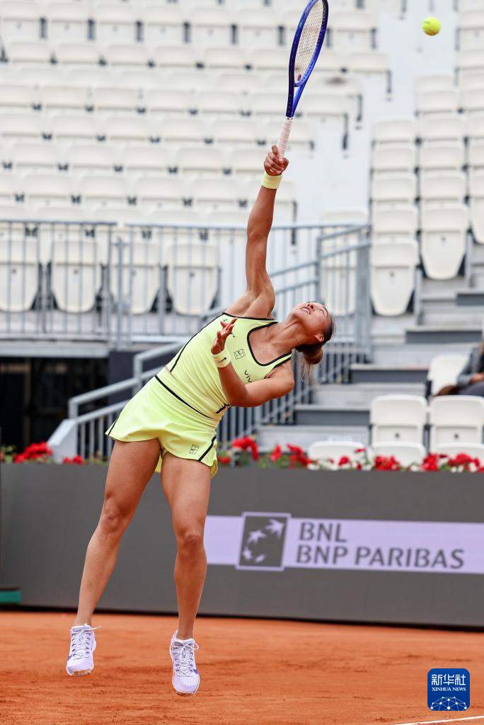 网球——WTA1000罗马站：郑钦文首轮晋级