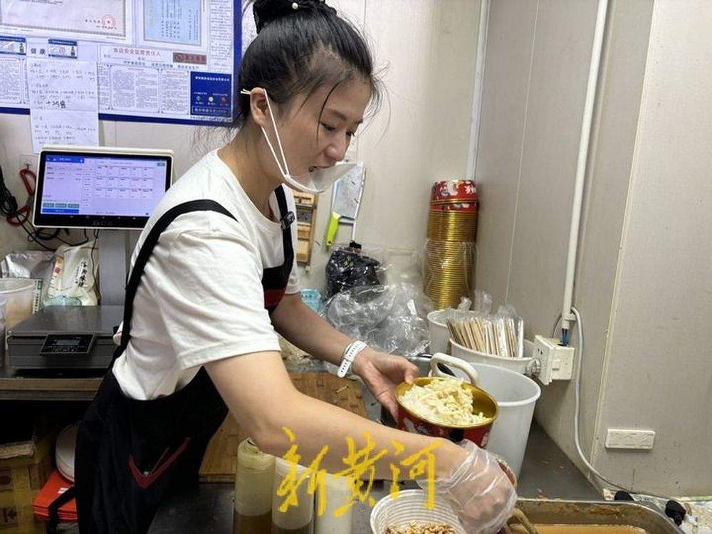 在质疑声中“凉皮嫂子”依旧在免费送凉皮：“对的事情，我会坚持做下去”