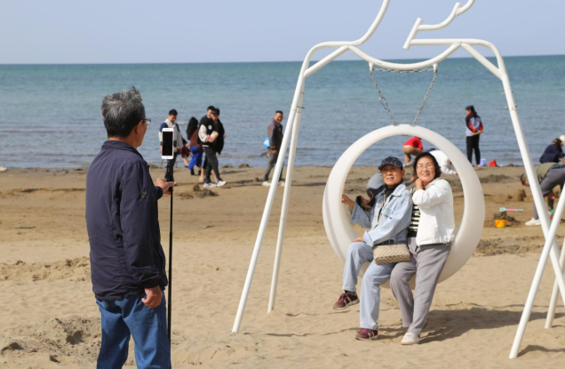 国庆假期 环博斯腾湖公路成旅游热点