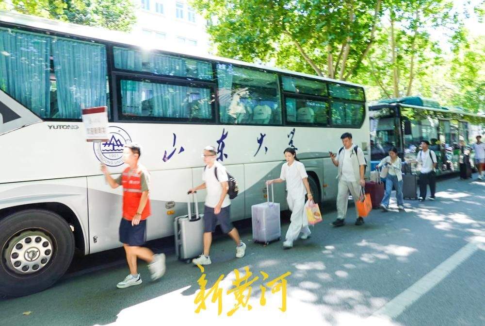 暖心接站迎新生，山东大学多站点护航开学季