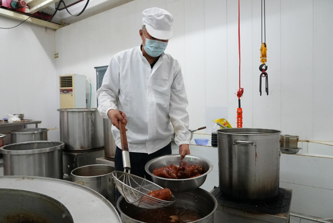 融媒·见证丨“卤”出好“钱”景！闲置厂房变身村办企业，村里宝妈当上“小老板”