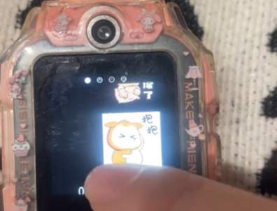 妈妈无意间翻到女儿电话手表，看到孩子连续2年给去世的外公悄悄发消息，满屏的“想你了”，瞬间泪目