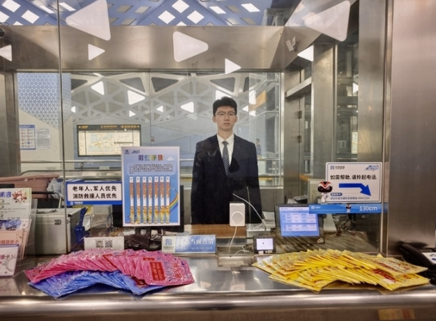 济南地铁上演雨衣“爱心接力”续写泉城温度