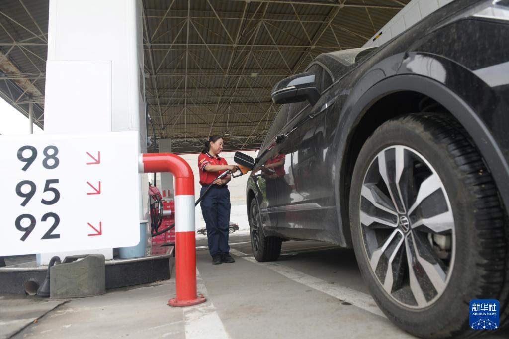 国内汽油、柴油价格每吨分别降低190元、180元