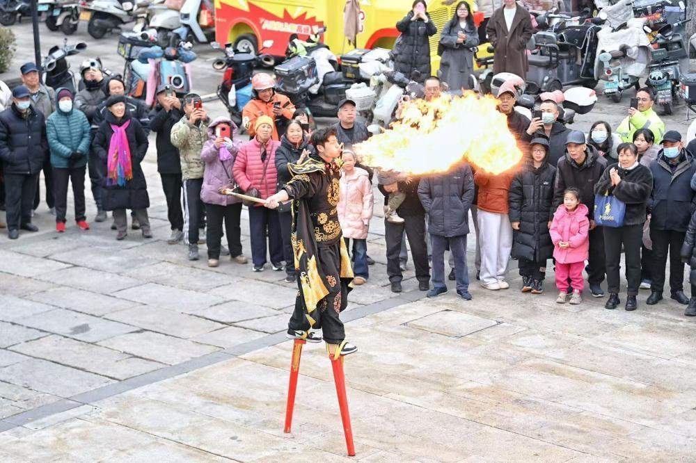 欢声笑语迎元宵 济南老商埠上演精彩高跷表演