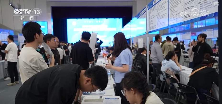 就业市场供需两旺 新职业向“数”向“新”招聘凸显“智能+”