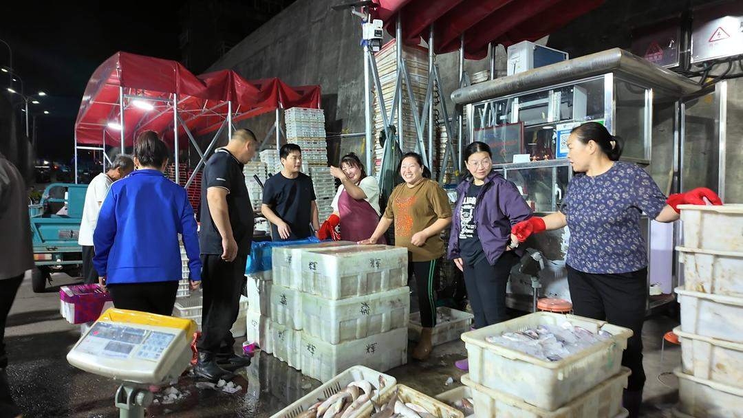 济南迎“开海第一网”:台风致鲜货晚到一日,凌晨市场交易火爆