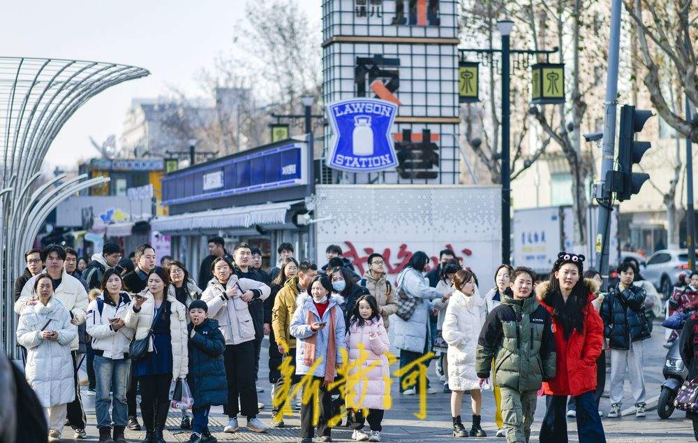 春节临近商场熙熙攘攘，过节“氛围感”已拉满