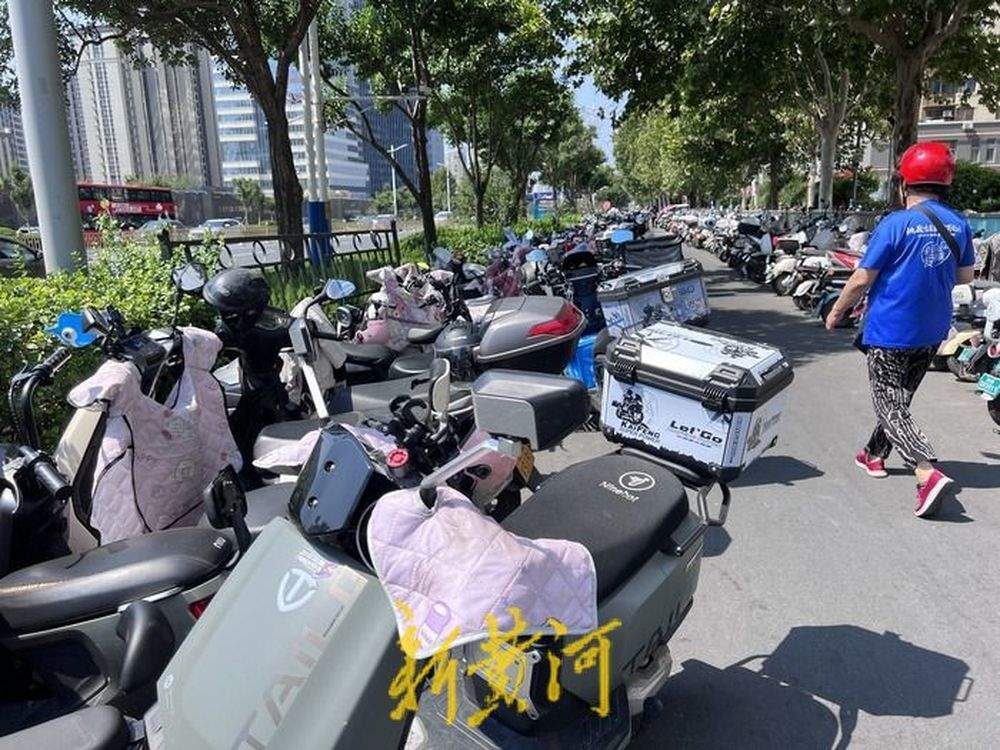 济南和谐广场南侧经十路辅道“车满为患”，5米宽道路仅容一人通行