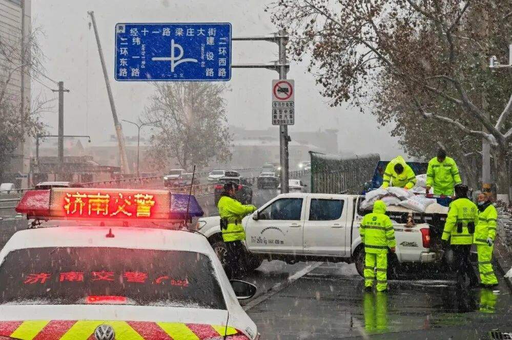 外交部点赞!山东交警街头为过往车辆擦雪,暖了一座城