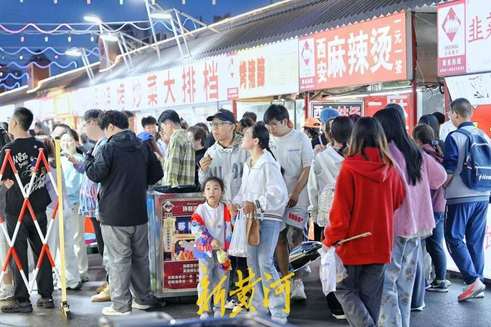 人头攒动、热闹非凡 环联夜市点亮泉城夜经济