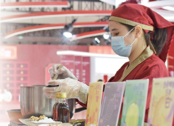 夜幕下的“望闻问切”火了：脆皮青年爱上养生局