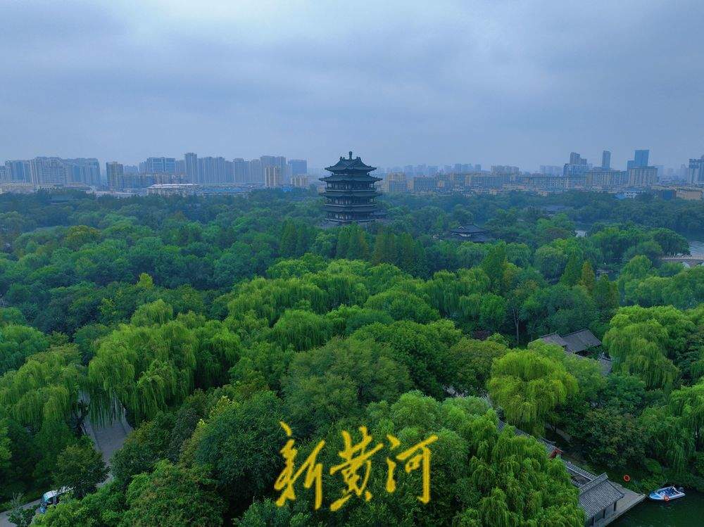 雾中大明湖 水汽氤氲恰似“烟雨江南”