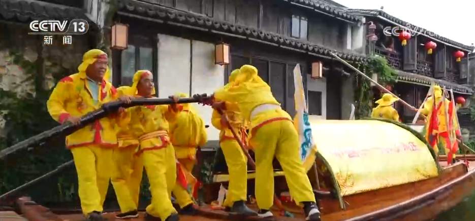 “商文旅”融合催热假日经济 “花样”民俗点燃消费市场新引擎