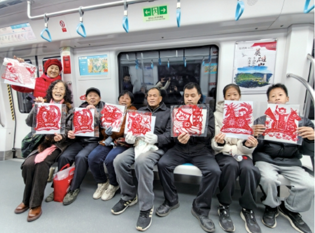 剪纸“牧马人”徐健 三百六十五幅“骏马”奔腾迎新春