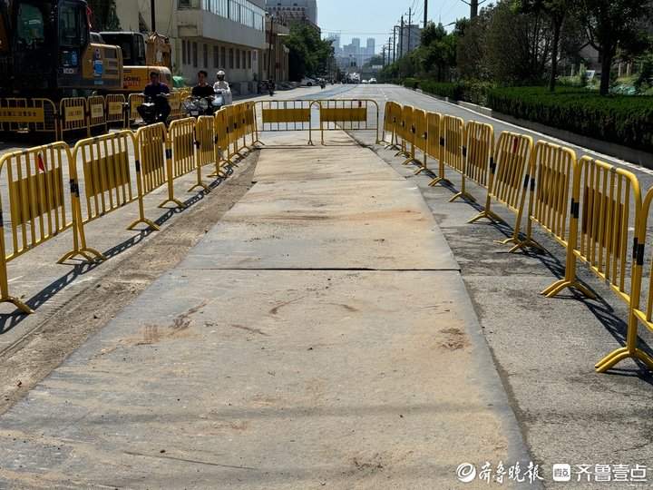 济南一网约车驶过钢板，陷入路面坑洞？司机：车辆受损，人无大碍