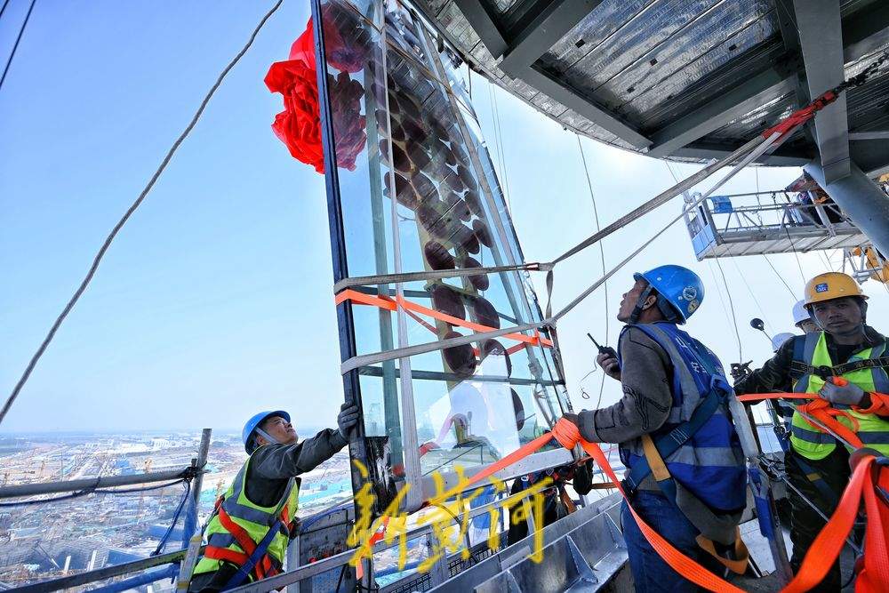 百米高空吊装比车还重的玻璃，拼装误差不超两毫米 济南机场新塔台幕墙施工攻克难关