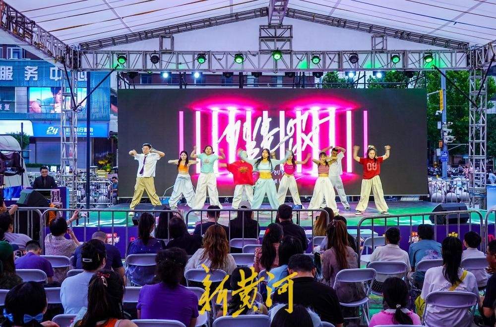 青春不止步，济南商圈上演毕业舞会燃动仲夏之夜