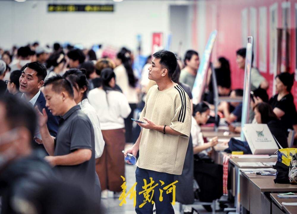 “泉城夜聘”济南首场地铁招聘夜市举行