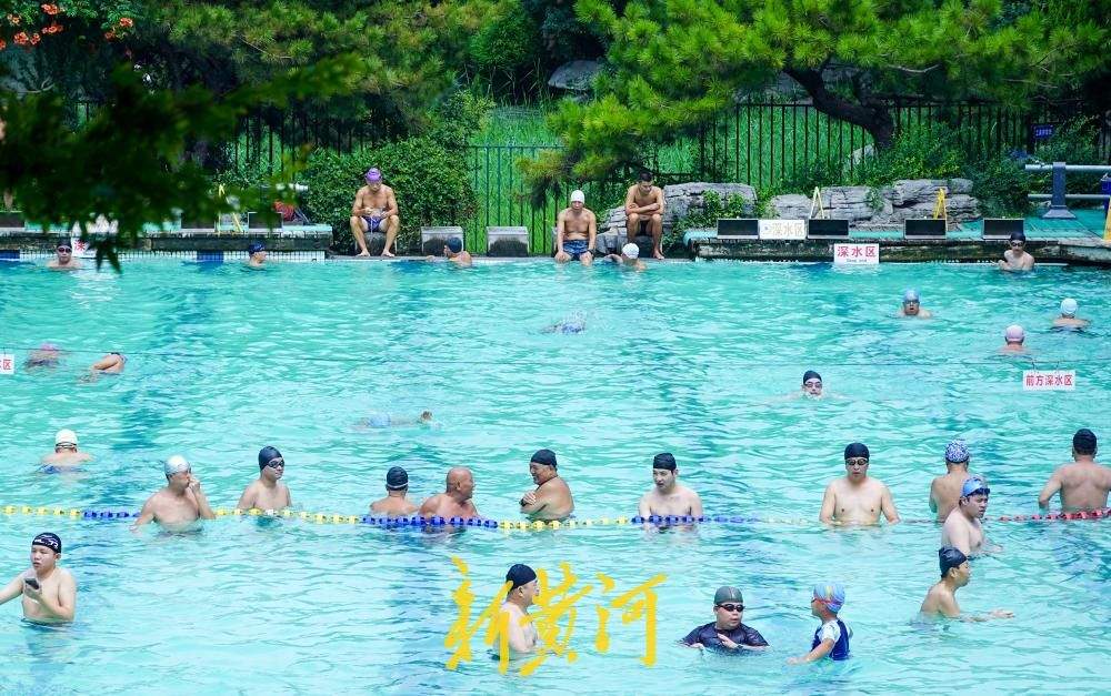 济南泉水浴场迎来客流高峰 市民畅享18℃天然清凉